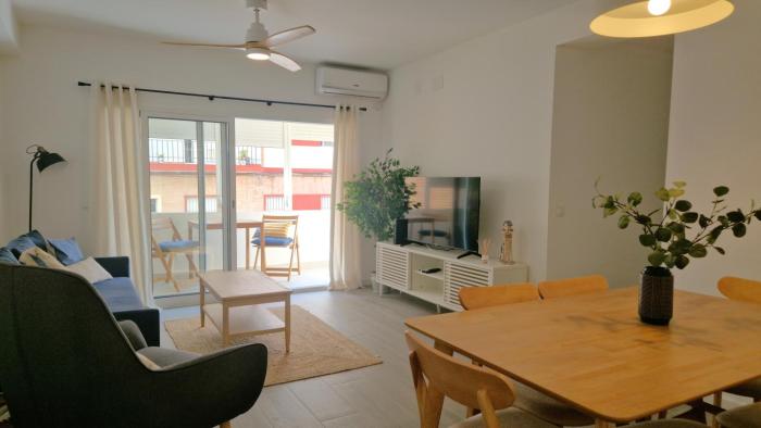 3 Bed Apt Sleep 6 - Pets Balcony Parking Wifi