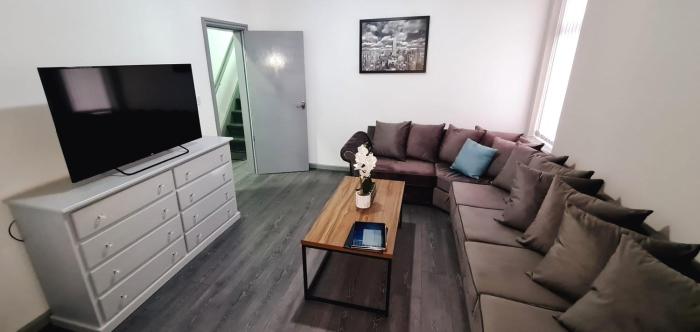 Large Victorian House 15 minutes from City Centre