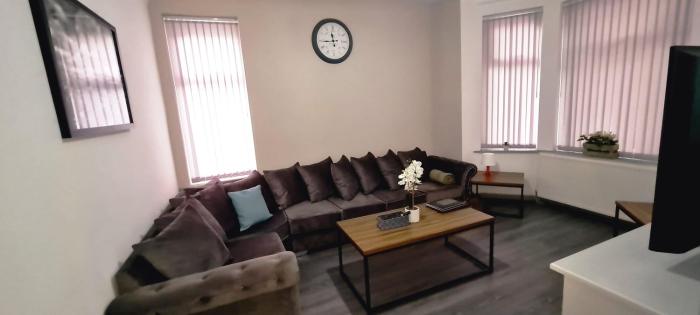 Large Victorian House 15 minutes from City Centre