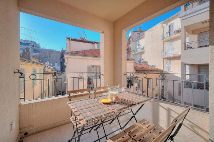 Beau 2 chambres TERRASSE, COEUR DU SUQUET-entre Port et Plages A2B238