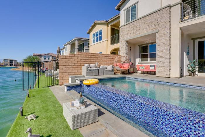 2 Mi to Fantasy Springs Casino Lakefront Retreat!