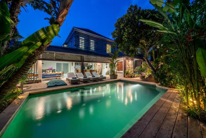 Villa Alchemy Private 4 BR Eat Street 10 steps to Revolver Cafe