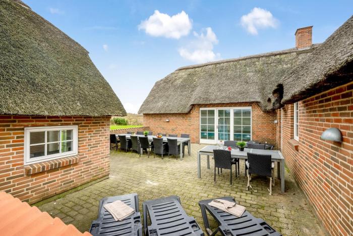 Large Holiday Home For 20 People With Large Pool, Hot Tub For 7 People And Activity Room