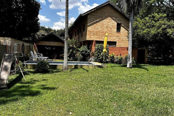 Casa con piscina en Lambaré