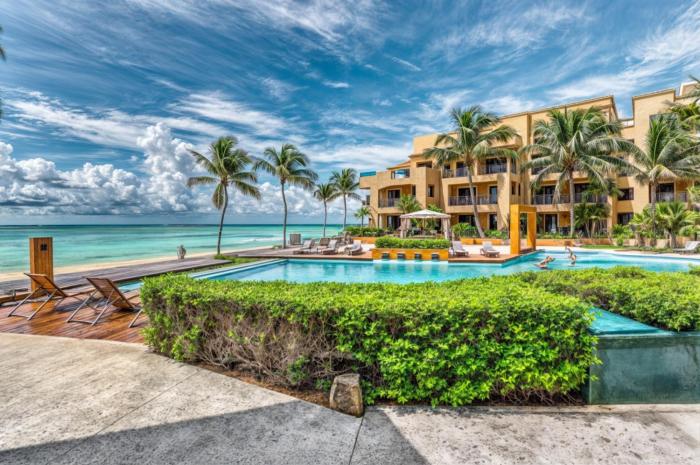 204C Apto Frente al mar a pasos de la 5ta Av