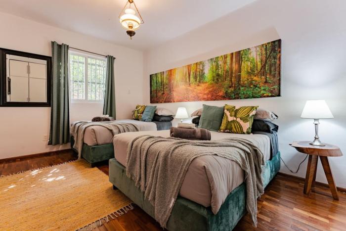 Large Group-Friendly Home with Stunning Rooftop