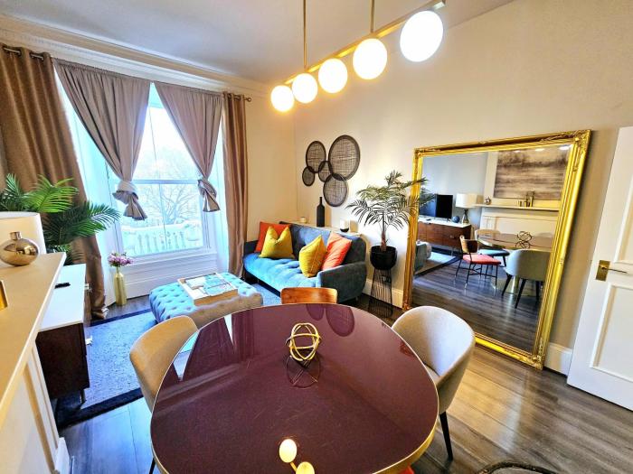 Stylish & Cosy Hyde Park Home by Tube Metro Stations with Elevator - Lift