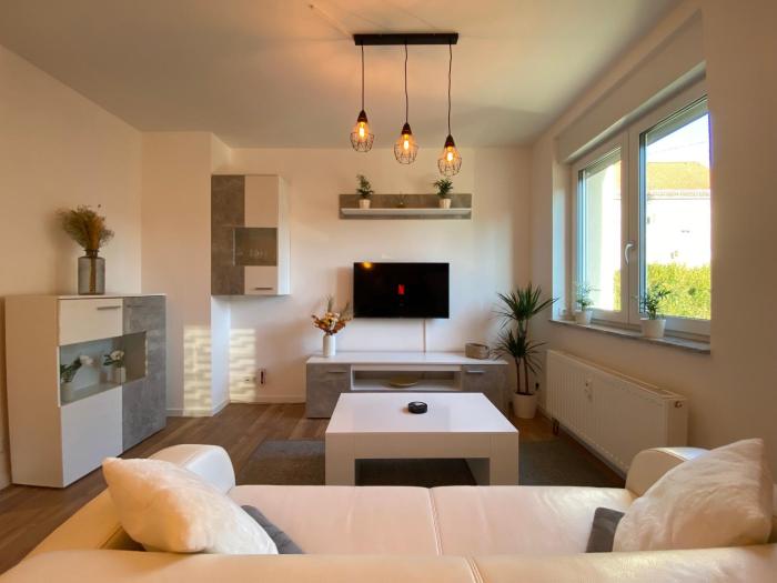 HOCHWERTIGE Ferienwohnung mit 7qm Balkon, Netflix, Kaffeeautomat, RainShower Bad