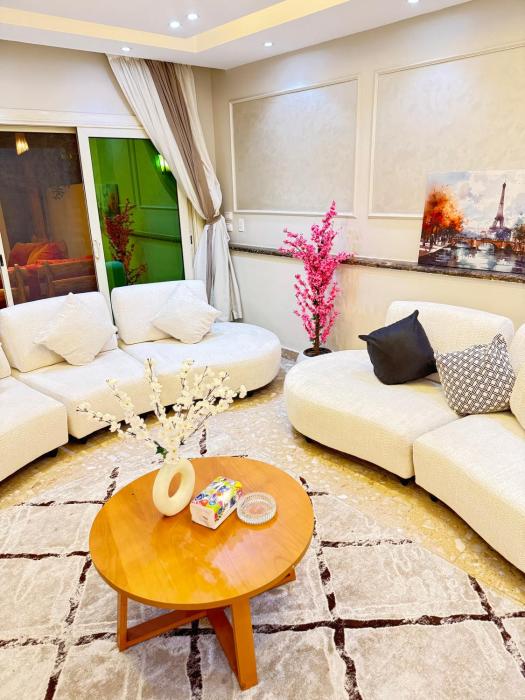 شقه فندقيه في الشيخ زايد بحديقه خاصه