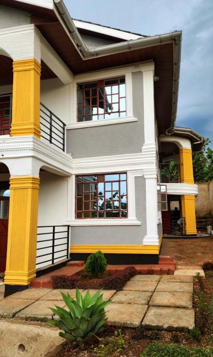 Cozy 4 Bedroom Holiday Home