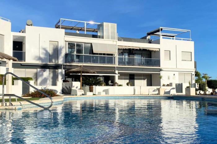 Modern flat with swimming pool terrace and equipped solarium