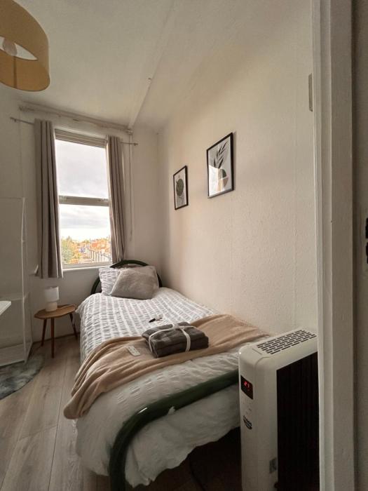 Cozy single room near station