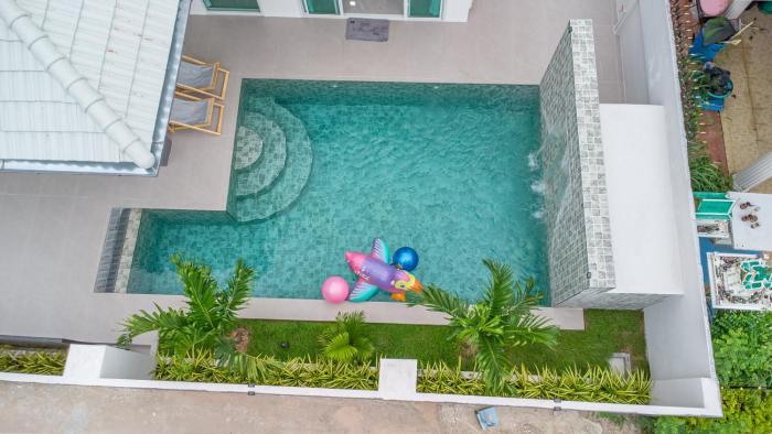 芭提雅市中心 豪装独栋泳池别墅 4房5卫临近中天海滩 现代轻奢 交通便利 步行街 度假首选 大空间