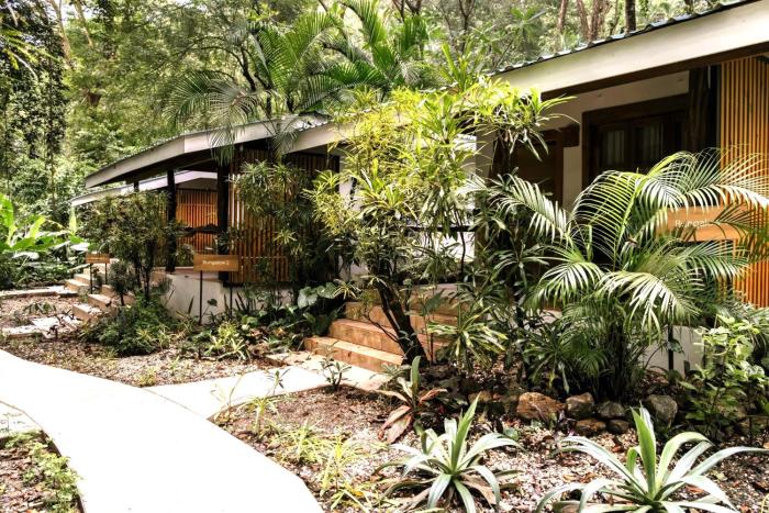 Makanas Beach Bungalows