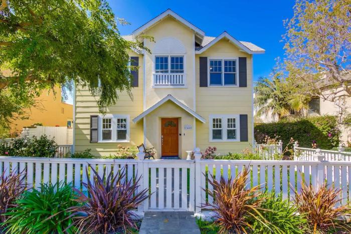 Lovely home with backyard oasis & great WiFi - walk to La Jolla Village, dogs OK