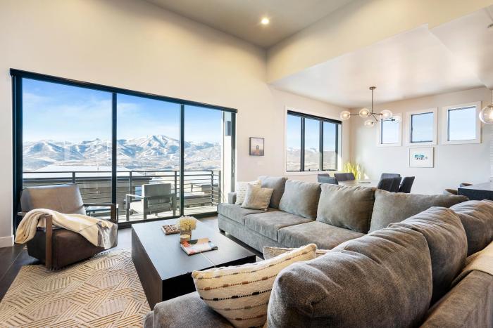 Hideout Haven: Luxe Retreat w Lake View & Hot Tub