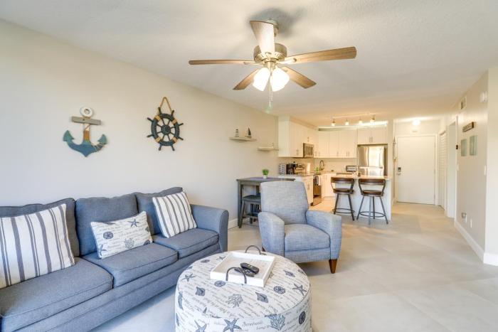 Walk to Blue Heron Beach 1st-Floor Lakefront Unit