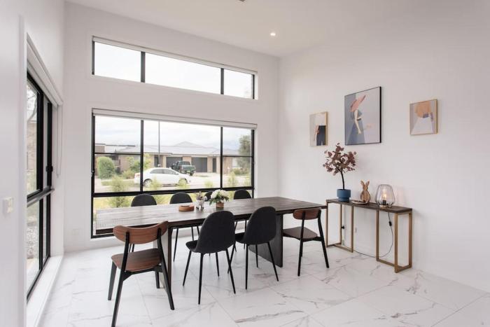 Bright and Chic House at Throsby with 4 Bedrooms