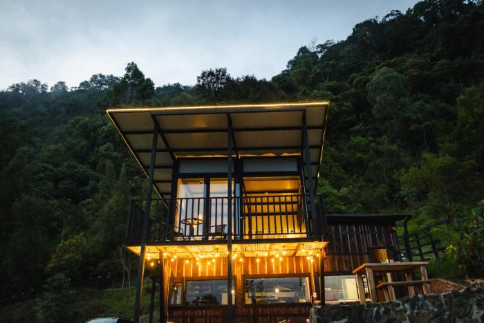 Refined cabin, panoramic views, steps from Jericó