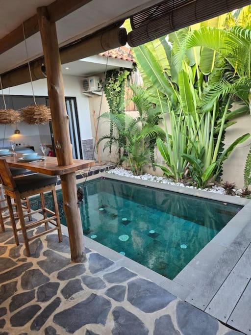 Villa crush of heart with swimming pool