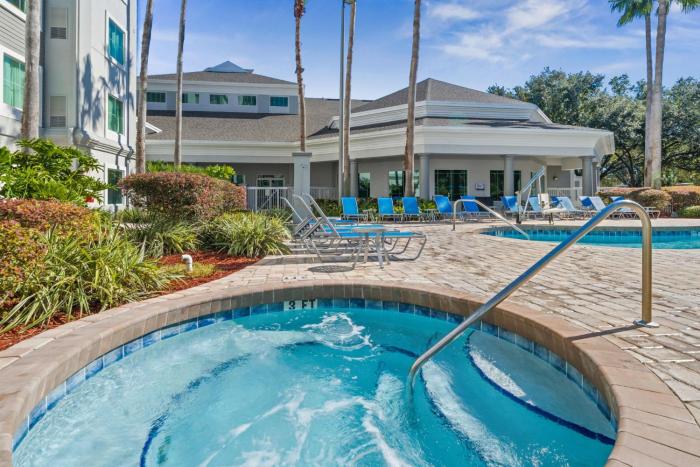 5 Minutes to Disney Free Shuttle King & queen bed