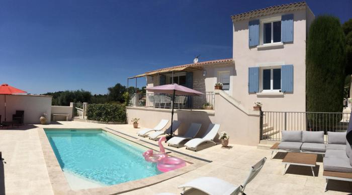 Vacation rental in the Alpilles, Provence, close to the village center - Beautiful view -Air conditionning Heated pool and spa - sleeps 8