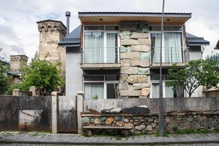 Korte Hotel Sleeps 14 with Courtyard