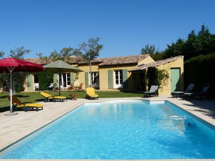 nice family vacation house with heated swimming pool, in mouries, alpilles areas 10 persons