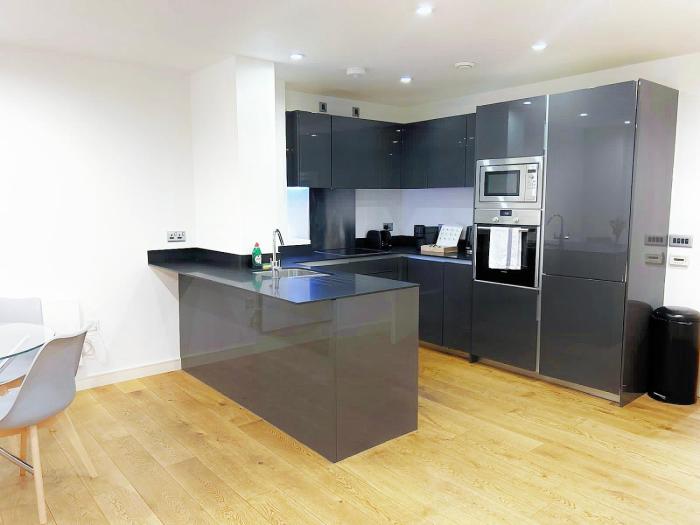 Luxury 2-Bed Apartment with Stunning Views Near The Shard & Tower Bridge
