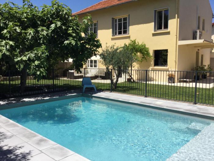 Beautiful vacation rental with private pool in the heart of the city of Avignon, sleeps 8.
