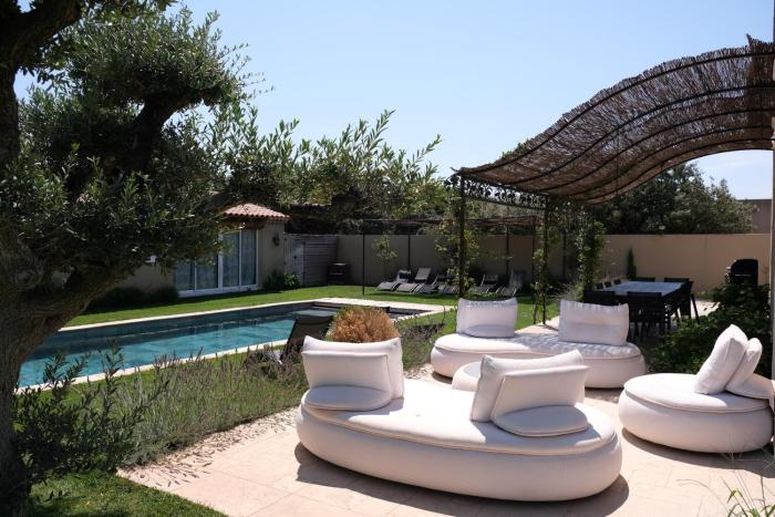 charming villa with heated pool, 14 people, located in aureille, near les baux de provence, in the alpilles
