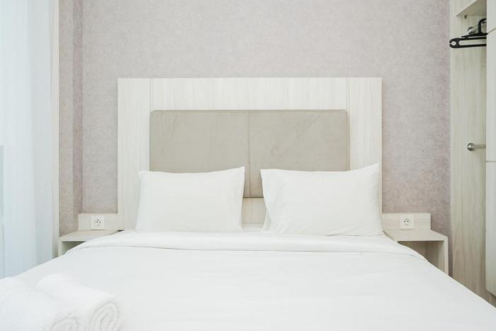 Comfy and Minimalist Studio Apartment at Tree Park City BSD By Travelio