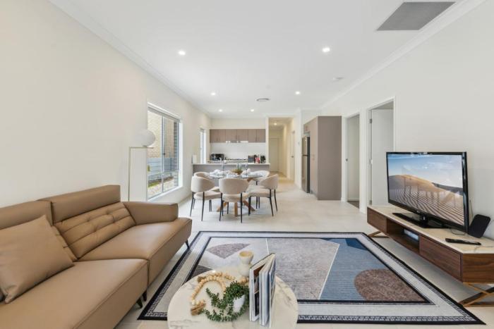 Tranquil 3B2B Home with Parking Backyard and 5Mins walk to Mall