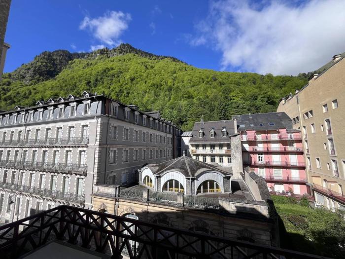 Appartement lumineux avec balcon au centre de Cauterets - FR-1-812-121