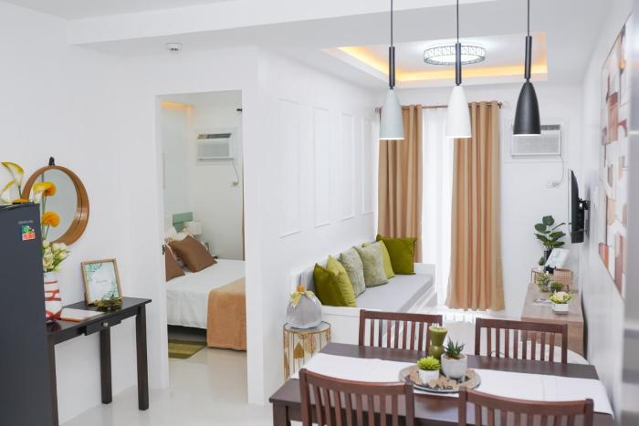 Cozy Crib Suite Condo with Balcony Pool & Gym