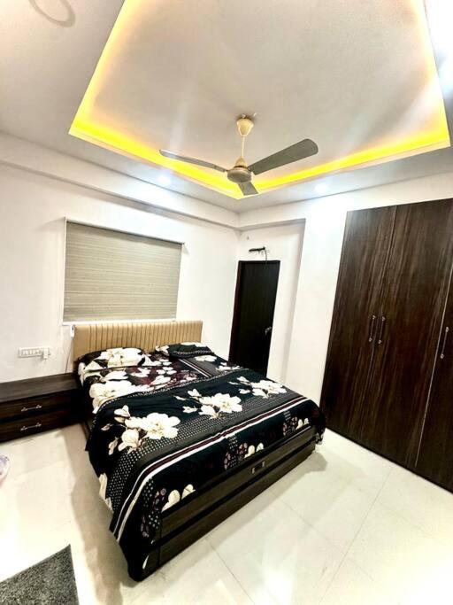 Cozy 2BHK with Balcony & Kitchen