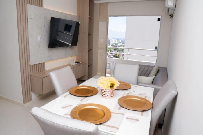 Vista panoramica al Mar y Piscina