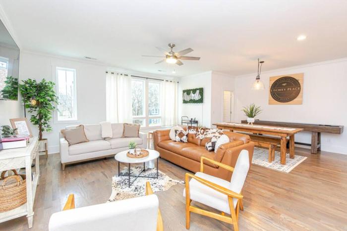 Spacious Home w Rooftop Deck and Mural! 10 Min 2 DT