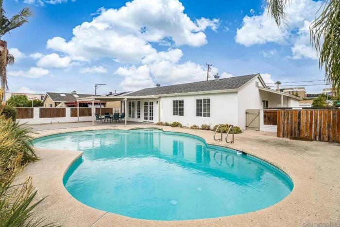 Heated pool, Sunny San Diego, Entire home, Free Parking, BBQ, Pets allowed, family neighborhood!