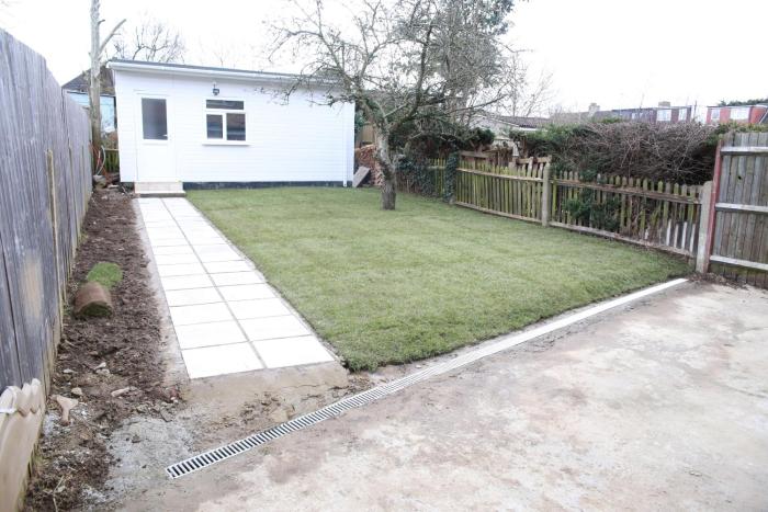 Central Harrow Cozy Apartment with free parking