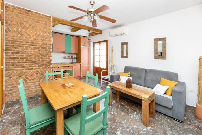 Frente a la Alhambra