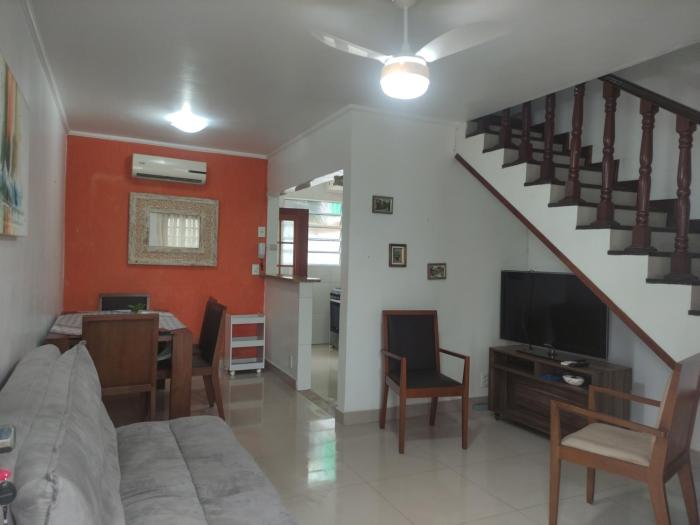 CASA EM CONDOMÍNIO- PRAIAS TOMBO E ASTÚRIAS NO GUARUJÁ - 2 quartos - 2 banheiros- ar cond - quintal - churrasqueira