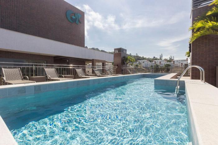 Porto Madero 105 – Apartamento Moderno em Condomínio com Piscina e Academia no Rooftop no Centro de Bombinhas.