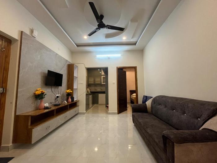 Padmavathi Homestay -2BHK 1BHK AC Apartments for group of families - Best location - Flyover to Alipiri gate - Walk to PS4 Veg Restaurant - Modular Kitchen - Super fast Wi-Fi- Near to Tirupati Bus Stand 2 KM-Near to Railway Station 2KM