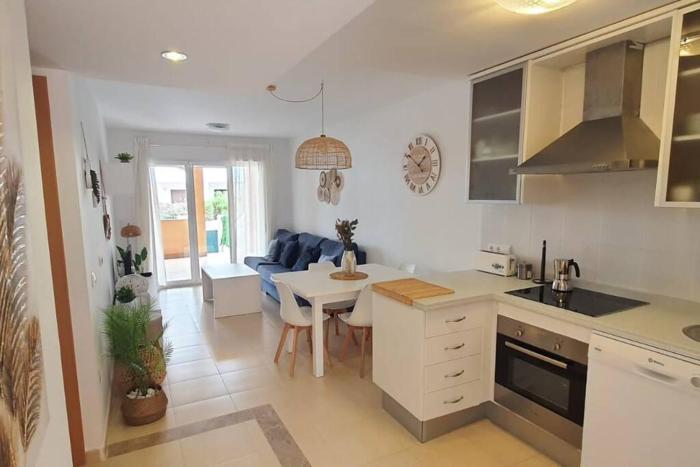 Bajo con patio, piscina y playa a 200 metros