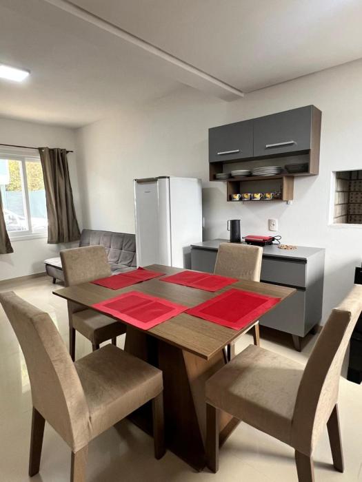 CASA LINDA PARA 6 a 8 PESSOAS COM 3 QUARTOS 3 BANHEIROS , COZINHA COMPLETA, ESTACIONAMENTO A 5 MiNUTOS DA CATEDRAL DE PEDRA