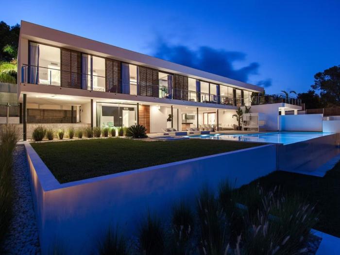 Villa in Ibiza with Infinity Pool and Sea Views