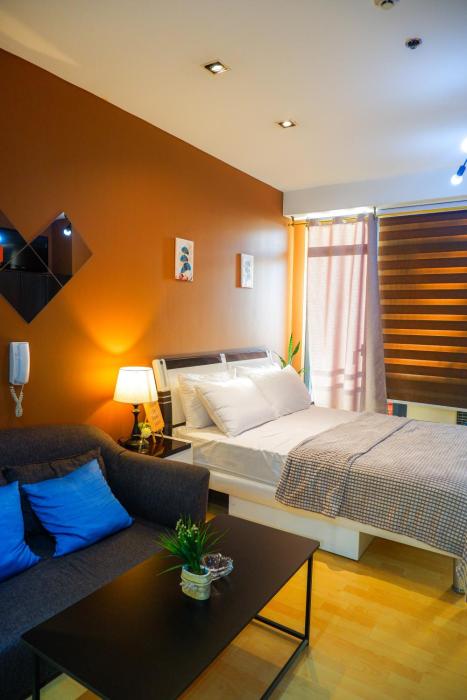 Studio in Makati - Fast WiFi, Big Balcony, Pool and Gym Access