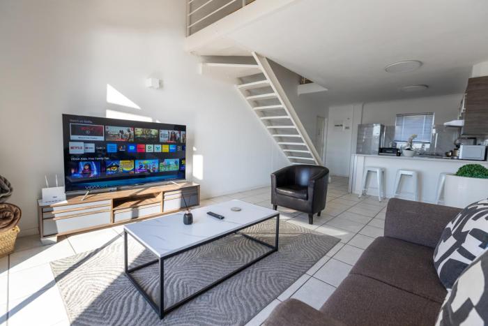 Century On Lake Apartment