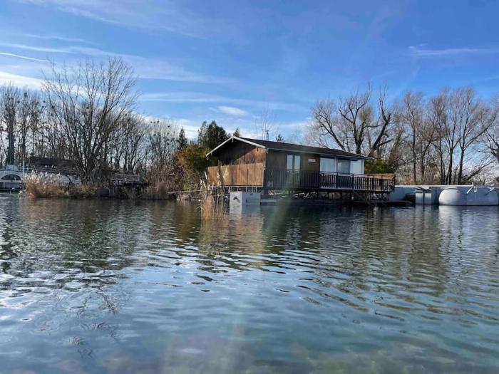 Na hrote ostrova Dobrodružné bývanie na hausbóte